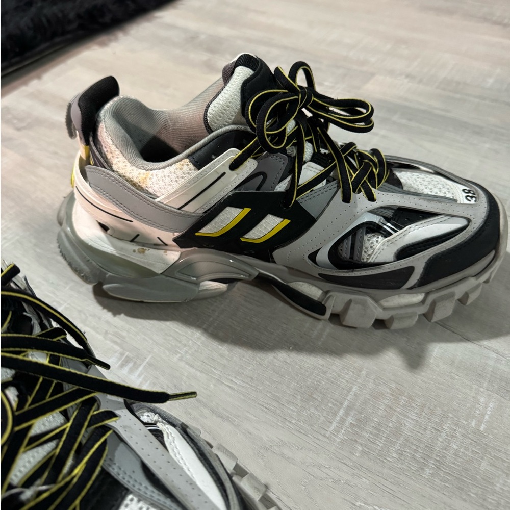 Balenciaga Sneakers with Black, White, and Yellow Accents - Picture 8 of 9